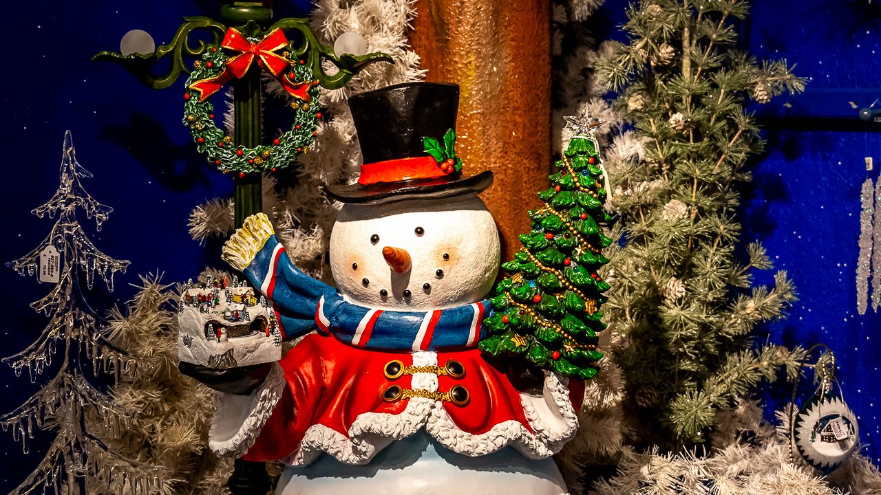 Обои снеговик, елка, здания, фонарь, новый год, рождество, украшения