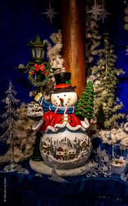 Превью обои снеговик, елка, здания, фонарь, новый год, рождество, украшения