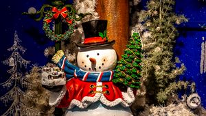 Превью обои снеговик, елка, здания, фонарь, новый год, рождество, украшения