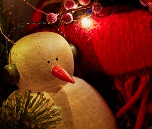 Превью обои снеговик, наушники, гирлянды, рождество, новый год, праздник