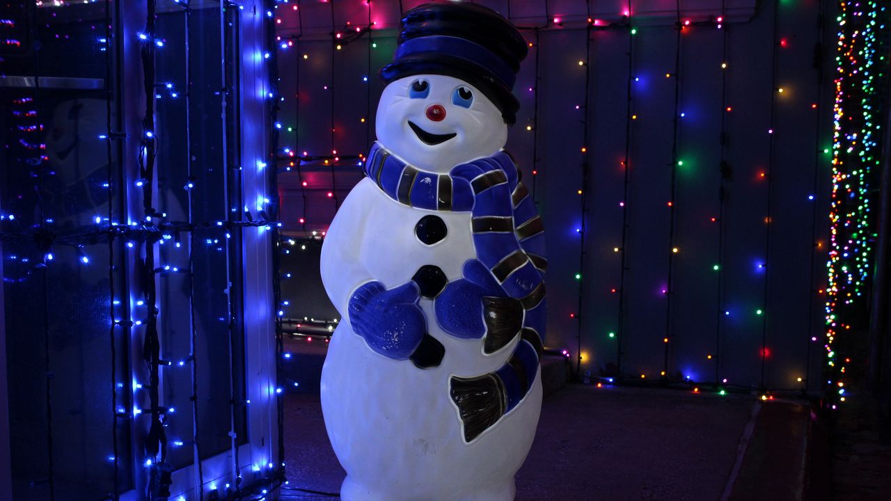 Обои снеговик, рождество, новый год, гирлянды, подсветка