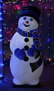 Превью обои снеговик, рождество, новый год, гирлянды, подсветка