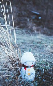 Превью обои снеговик, рождество, новый год, игрушка, трава, размытость