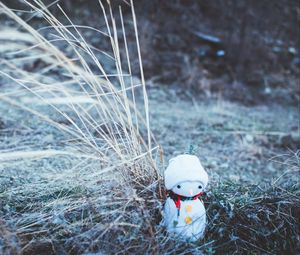 Превью обои снеговик, рождество, новый год, игрушка, трава, размытость