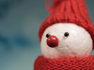 Превью обои снеговик, шапка, фигурка, шарф