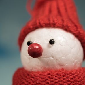 Превью обои снеговик, шапка, фигурка, шарф