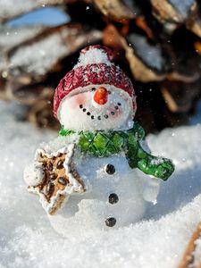 Превью обои снеговик, снег, корица, шишка, рождество, новый год