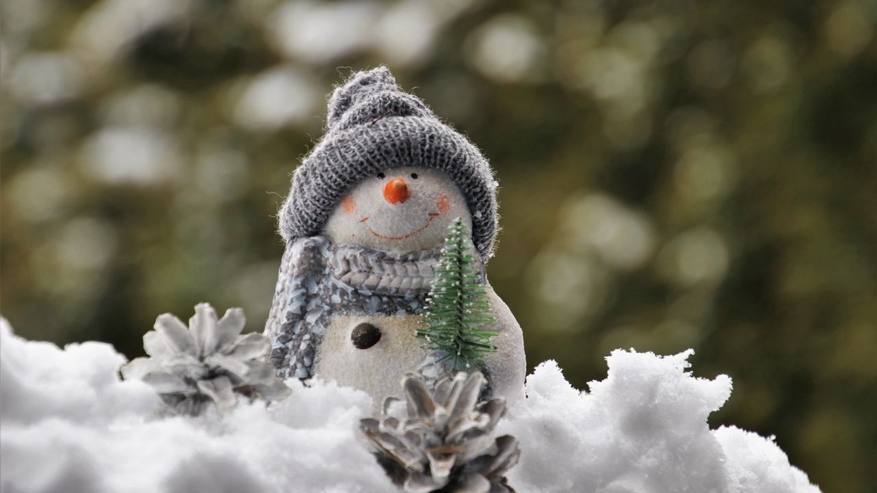 Обои снеговик, снег, статуэтка, игрушка, новый год, рождество