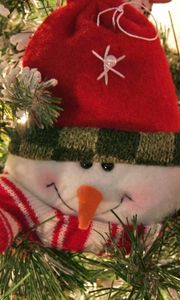 Превью обои снеговик, улыбка, елка, хвоя, праздник, новый год, рождество