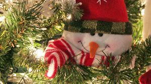 Превью обои снеговик, улыбка, елка, хвоя, праздник, новый год, рождество