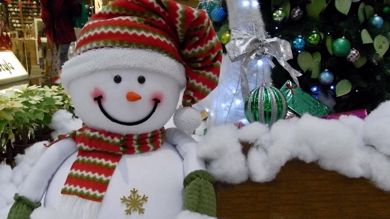 Обои снеговик, улыбка, вата, елка, подарки, рождество, новый год, праздник
