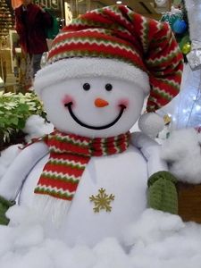 Превью обои снеговик, улыбка, вата, елка, подарки, рождество, новый год, праздник