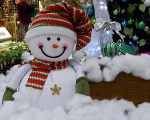 Превью обои снеговик, улыбка, вата, елка, подарки, рождество, новый год, праздник