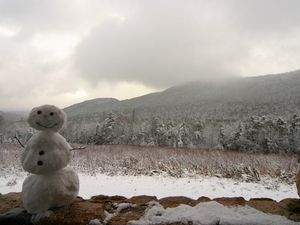 Превью обои снеговик, зима, горы, деревья, туман, облака