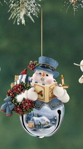 Превью обои снеговики, елочные игрушки, ветка, новый год, рождество, праздник, крупный план