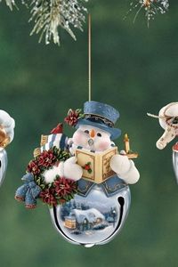Превью обои снеговики, елочные игрушки, ветка, новый год, рождество, праздник, крупный план