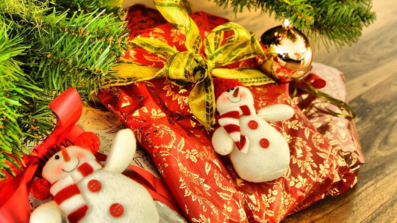 Обои снеговики, подарки, елочная игрушка, ветка, хвоя, рождество