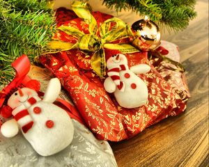 Превью обои снеговики, подарки, елочная игрушка, ветка, хвоя, рождество