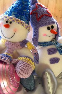 Превью обои снеговики, сидеть, пара, елочные игрушки, шары, праздник, рождество