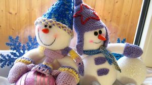 Превью обои снеговики, сидеть, пара, елочные игрушки, шары, праздник, рождество