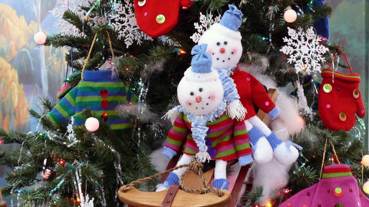 Обои снеговики, упряжка, елка, украшения, снежинки, новый год, праздник
