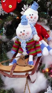 Превью обои снеговики, упряжка, елка, украшения, снежинки, новый год, праздник