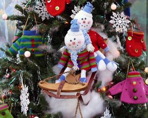Превью обои снеговики, упряжка, елка, украшения, снежинки, новый год, праздник