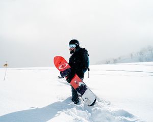 Превью обои сноуборд, девушка, снег, сноубордист, доска, спортивная экипировка, зима, зимний спорт