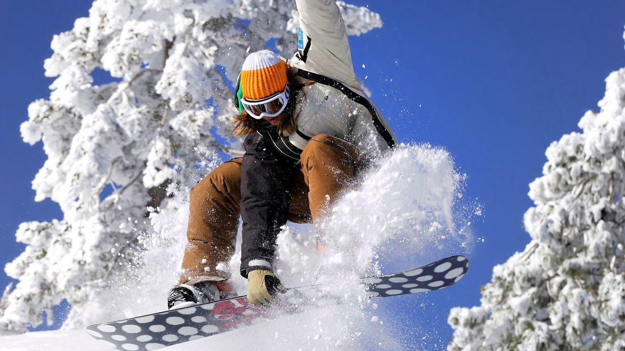 Обои сноуборд, экстрим, костюм, девушка, трюк, снег