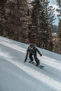 Превью обои сноубордист, сноуборд, шлем, склон, снег