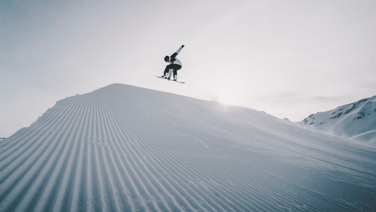 Обои сноубордист, сноуборд, шлем, снег, прыжок