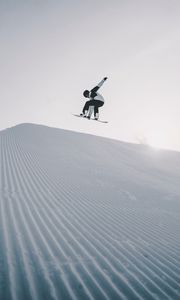 Превью обои сноубордист, сноуборд, шлем, снег, прыжок