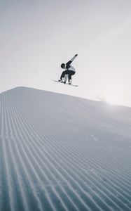 Превью обои сноубордист, сноуборд, шлем, снег, прыжок