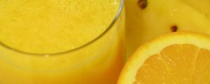 Превью обои сок, стакан, апельсин, дольки, фрукты, еда, желтый