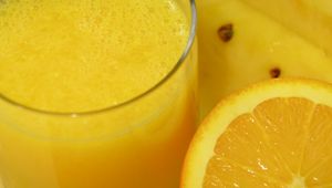 Превью обои сок, стакан, апельсин, дольки, фрукты, еда, желтый