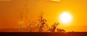 Превью обои солнце, брызги, капли, закат, вода