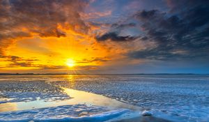 Превью обои солнце, горизонт, лед, камень