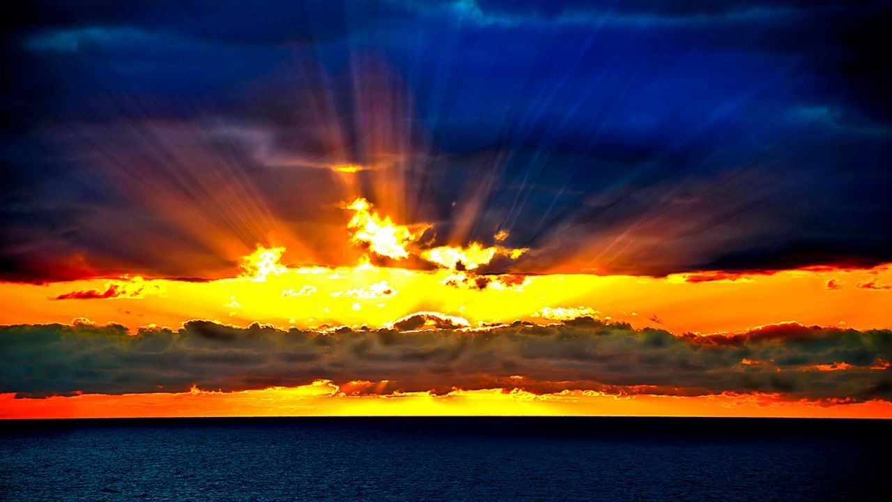 Обои солнце, лучи, небо, горизонт, море, оранжевый, закат