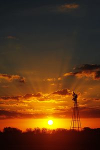 Превью обои солнце, лучи, облака, небо, закат, темный, пейзаж