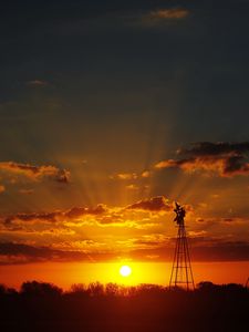 Превью обои солнце, лучи, облака, небо, закат, темный, пейзаж