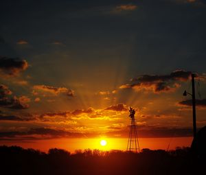 Превью обои солнце, лучи, облака, небо, закат, темный, пейзаж