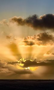 Превью обои солнце, лучи, облака, закат, темный