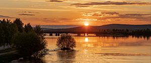 Превью обои солнце, лучи, закат, вода, мост