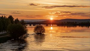 Превью обои солнце, лучи, закат, вода, мост