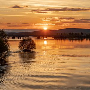 Превью обои солнце, лучи, закат, вода, мост