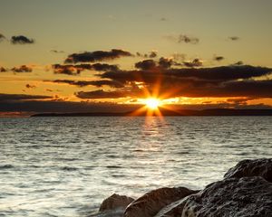 Превью обои солнце, море, глыбы, лучи