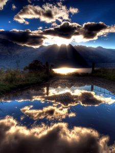 Превью обои солнце, облака, озеро, отражение, свет, тени, горы, небо