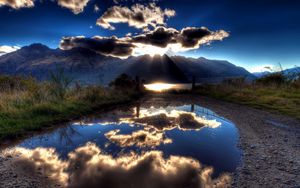Превью обои солнце, облака, озеро, отражение, свет, тени, горы, небо