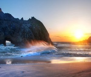 Превью обои солнце, свет, закат, берег, пляж, арка, скала, брызги, волны, пена, песок, безмятежность