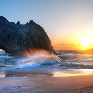 Превью обои солнце, свет, закат, берег, пляж, арка, скала, брызги, волны, пена, песок, безмятежность